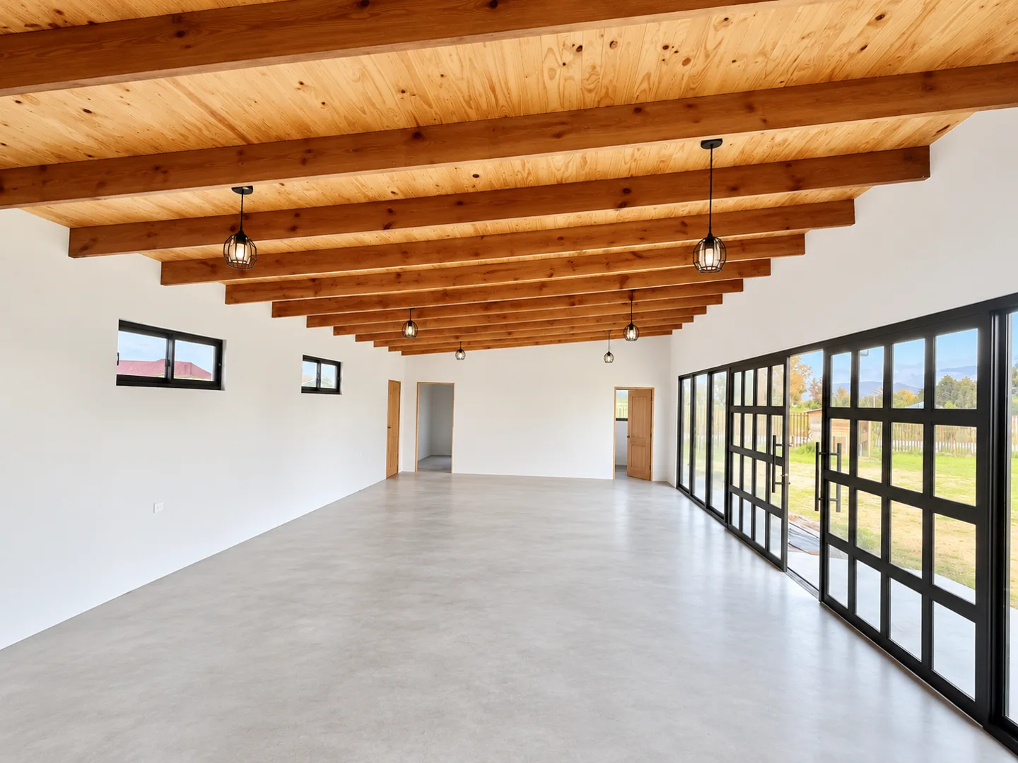 Interior luminoso del coworking, con vigas de madera y amplios ventanales